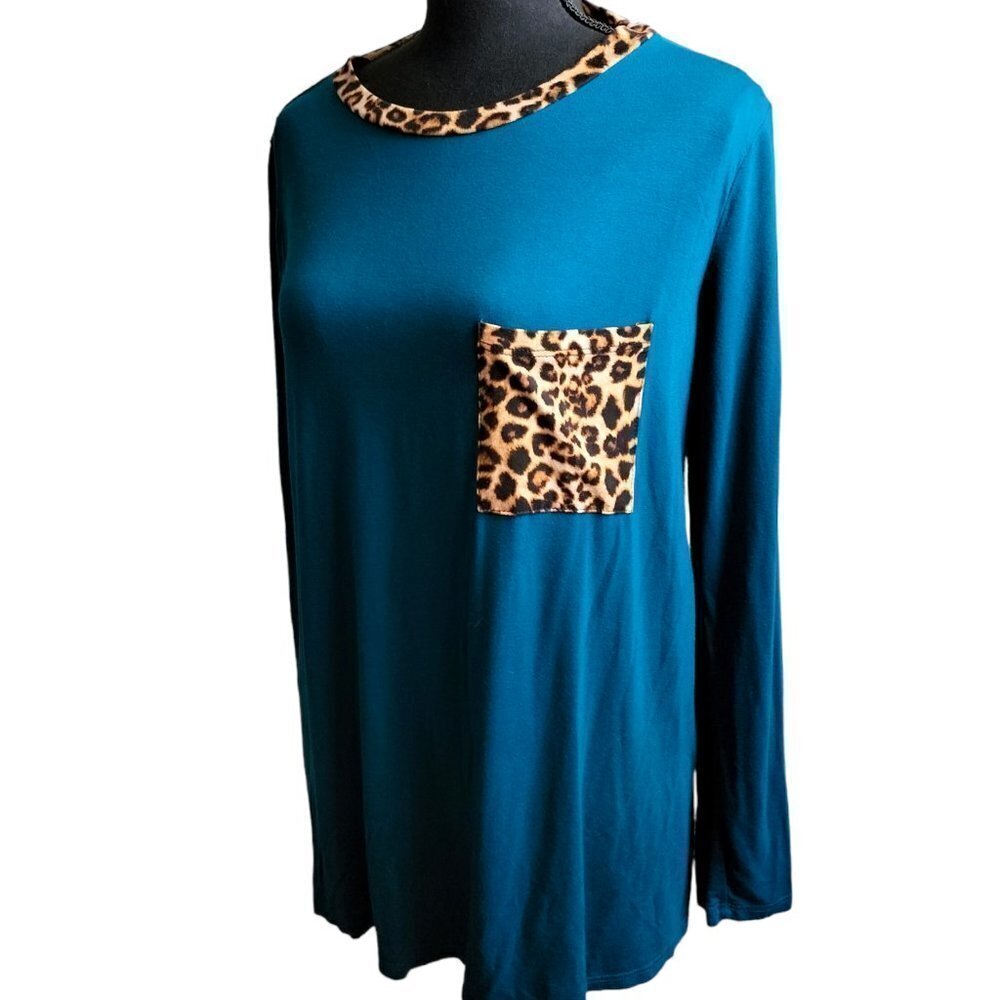 (343) Cream n Sugar Green/Teal Leopard Pocket Top Size M